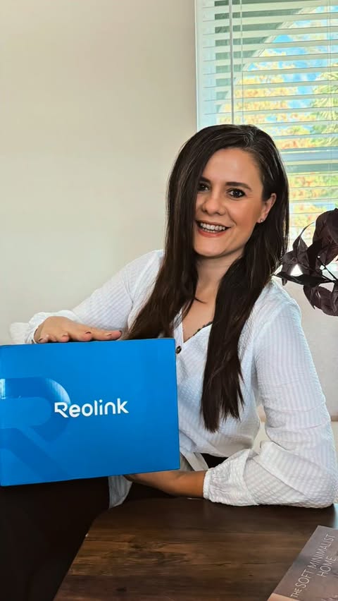 Instagram post by @thesunshinestatemom for Reolink. Caption reads: [...] and lighting at the same time 🔒💡 The....