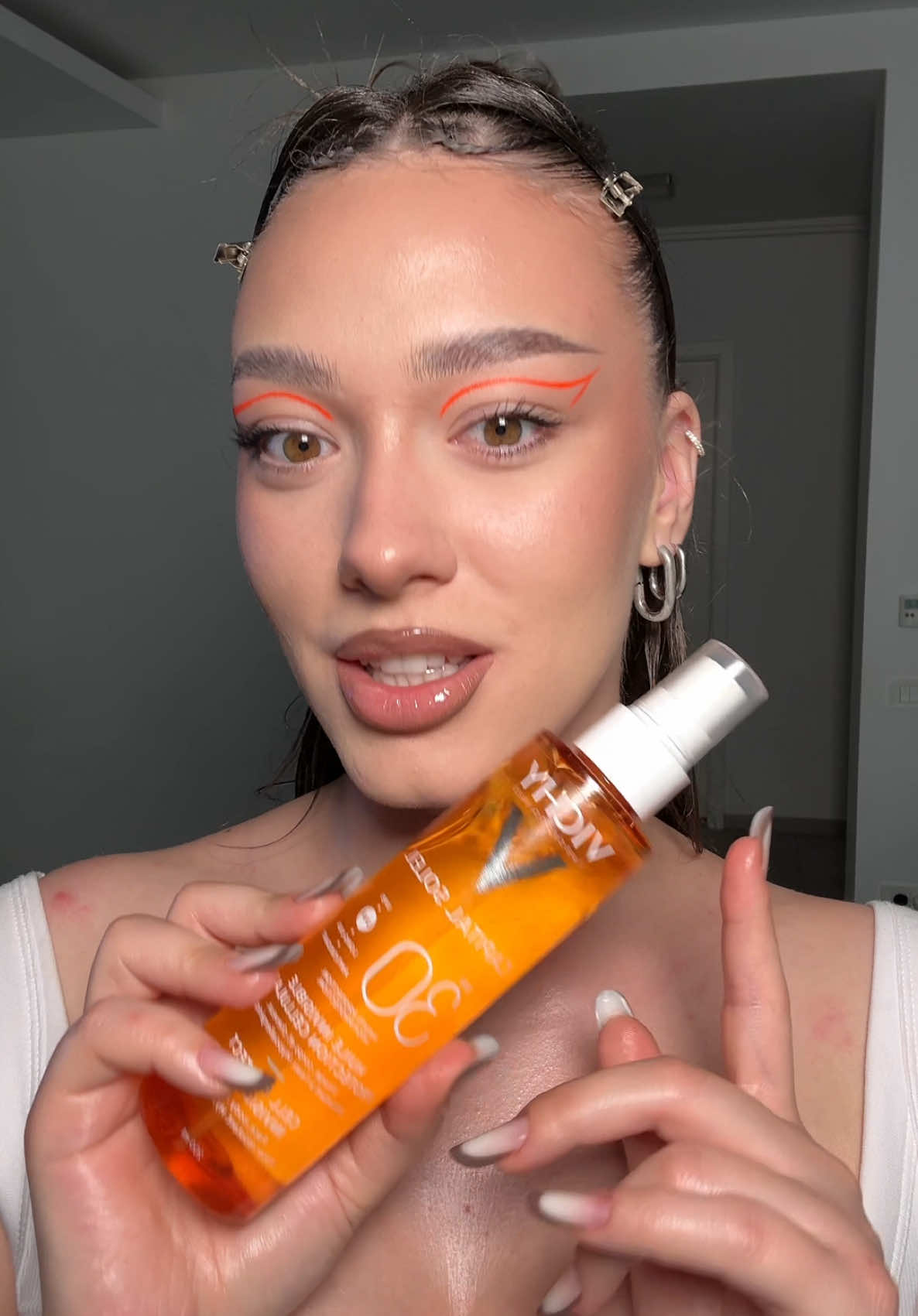 TikTok post by @roxanamaaria for Vichy Laboratoires. Caption reads: Stiati ca majoritatea oamenilor nu aplica doza....