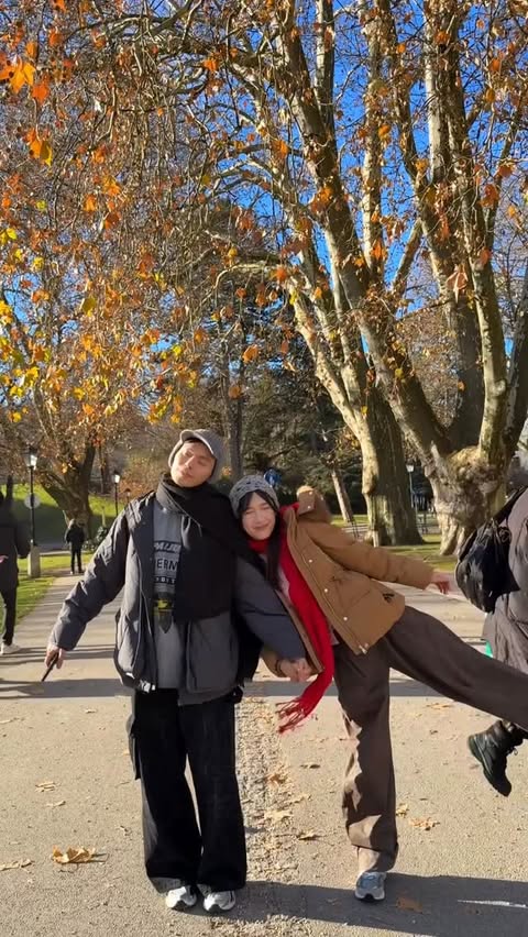 Instagram post by @chronfuying for Universal Traveller. Caption reads: [...] this together in Salzburg 

🧥....