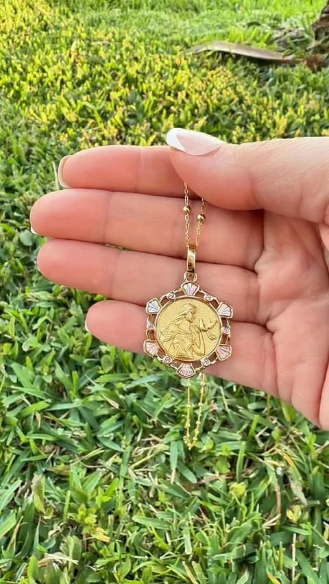 Instagram post by @amerikada_hayattt for Vidawheel Jewelry. Caption reads: Channeling goddess energy with the Aphrodite Shell....