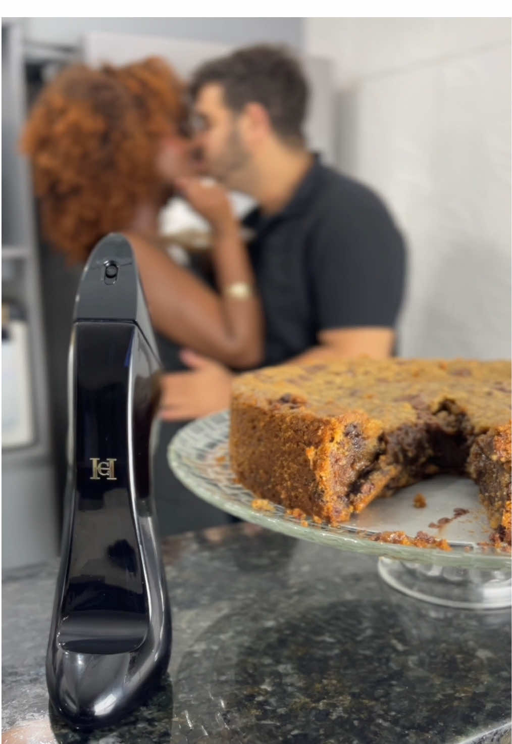 TikTok post by @maymaltaa for Carolina Herrera. Caption reads: Que tal essa receita fácil para o Dia dos....