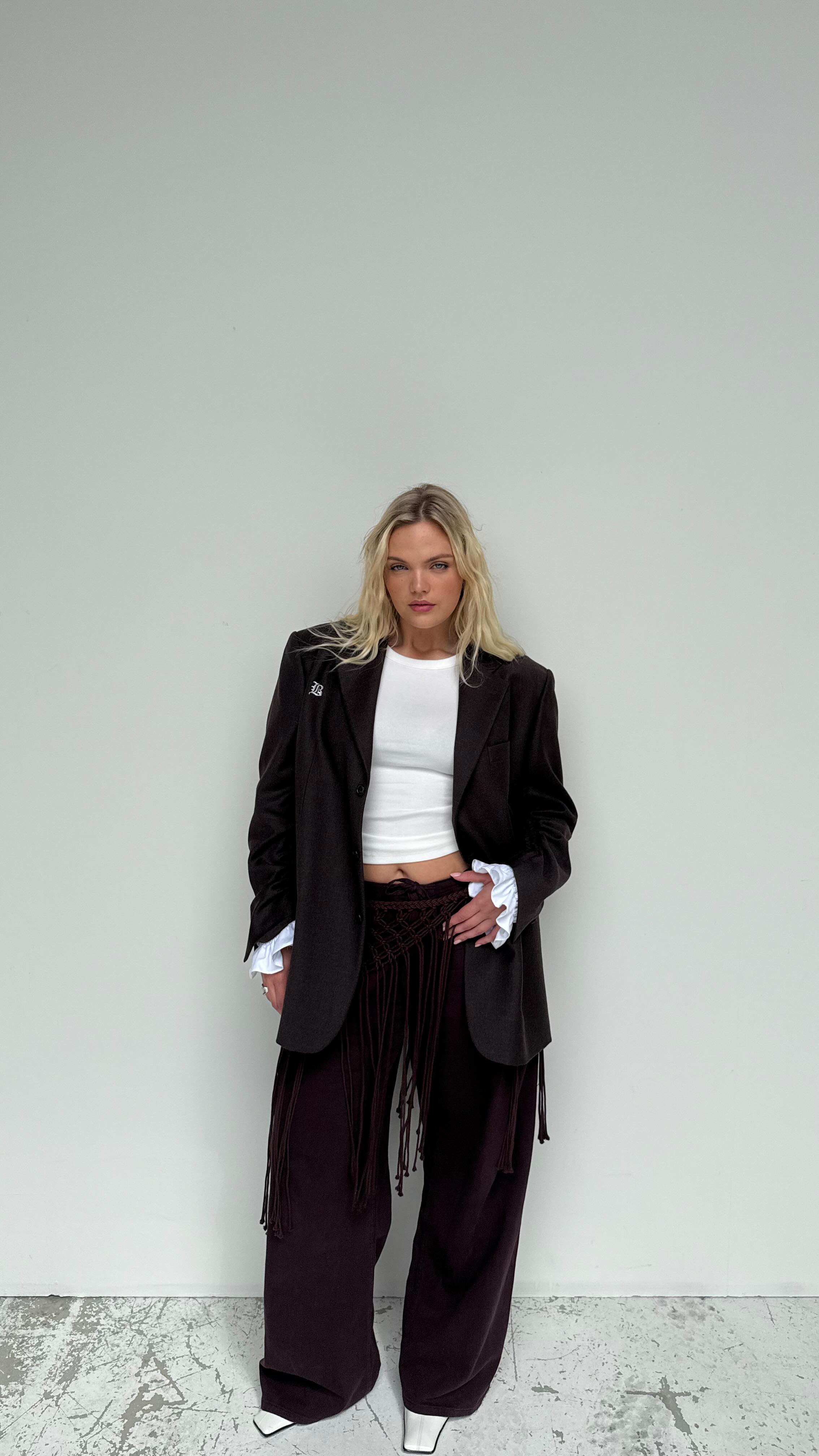 Instagram post by @isadeejansen for Syoss. Caption reads: can’t dance all night with dry ends 🪩
@syoss....