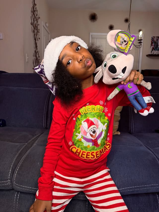 Instagram post by @londynnicolesplayground for Chuck E. Cheese. Caption reads: Merry Cheesemas @chuckecheese 🐭🎄….yeehaw 🤠🎉 🥳....