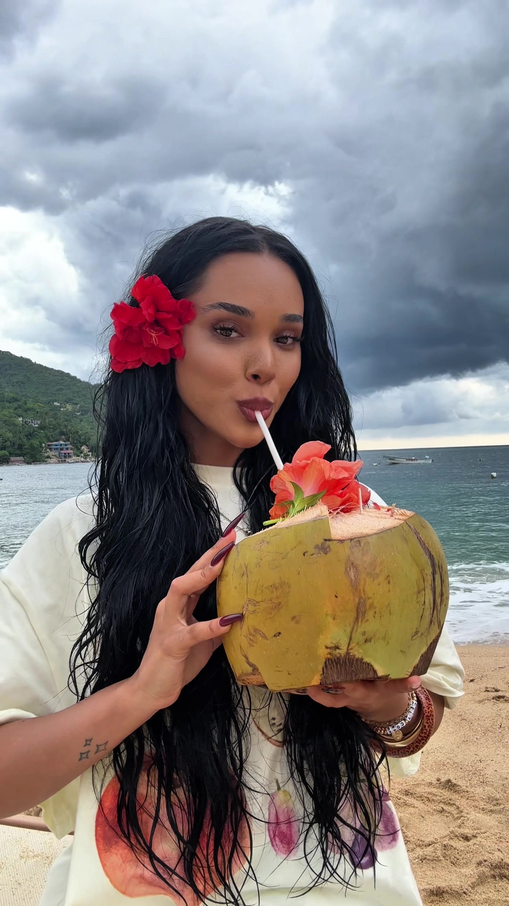 TikTok post by @thecelyvazquez for It’s a 10 Haircare. Caption reads: Beach hair 101 𓇼 ࣪ 𓈒𓆡 ⭒🫧 using @It’s A 10....