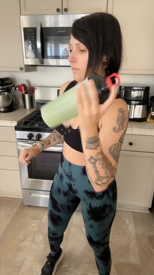 Instagram post by @suteroozu for FlexPro Meals. Caption reads: Use code: ROOZU 🔗 in bio! 🍽️ @flexpromeals....