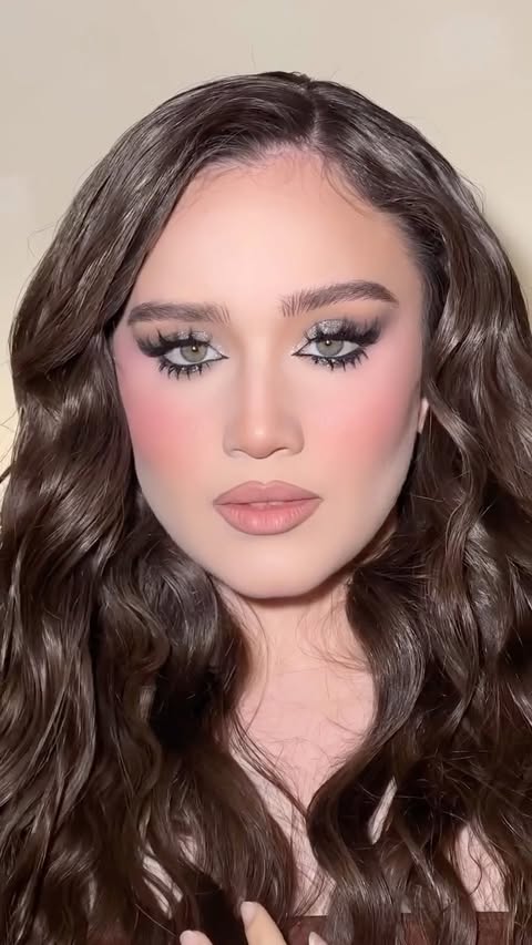 Instagram post by @jonathancaamacho for Docolor.Official. Caption reads: Maquillaje en tonos fríos con brillos 🩶✨ Que les....