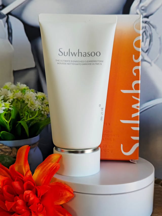 Instagram post by @sleekjules_reviews for Beautytap. Caption reads: ⭐️The second this foam touches water, my entire....