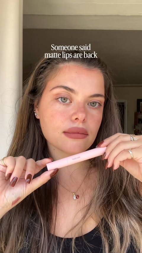 Instagram post by @beatrizbonetfdz for JOOCYEE. Caption reads: [...] 💕 what team are you - matte or glossy?....