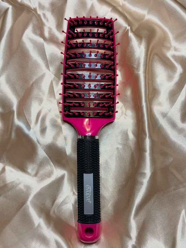 Instagram post by @angelcitro for PINCHme.com. Caption reads: Thank You evolve and @pinchme 🩷. This brush is....