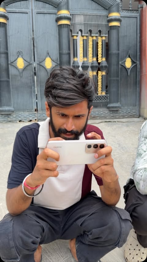 Instagram post by @mrakshay01__ for realme. Caption reads: [...] se haarna hai, battery se nahi. 😂🎮....
