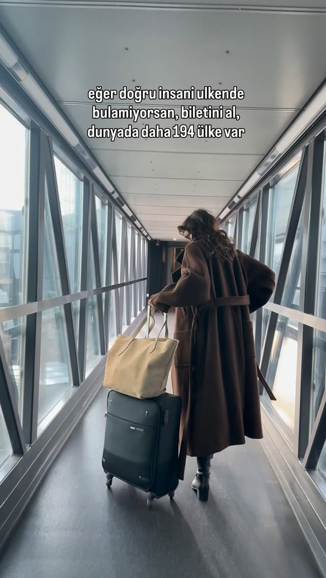 Instagram post by @peraezgiozdemir for SAMSONITE. Caption reads: benim planlar 😁
palto @fabrique.official 
canta....