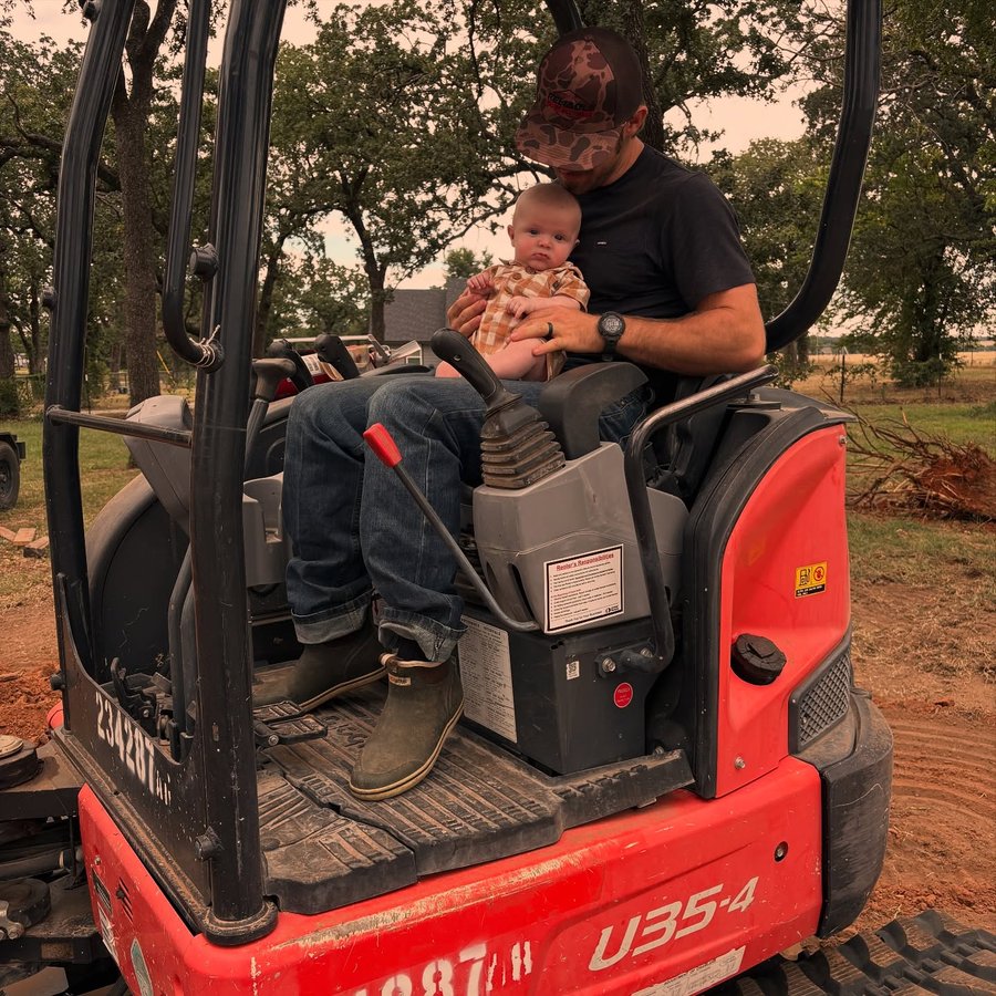 Instagram post by @leighton_berry for Resistol. Caption reads: [...] 💪🏽 • @hooeybrands • @agtrucktrader •....