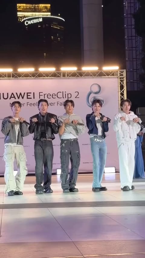 Instagram post by @perses_official for huawei. Caption reads: kitty swag 🐈‍⬛🐾 #HUAWEIFreeClip2....