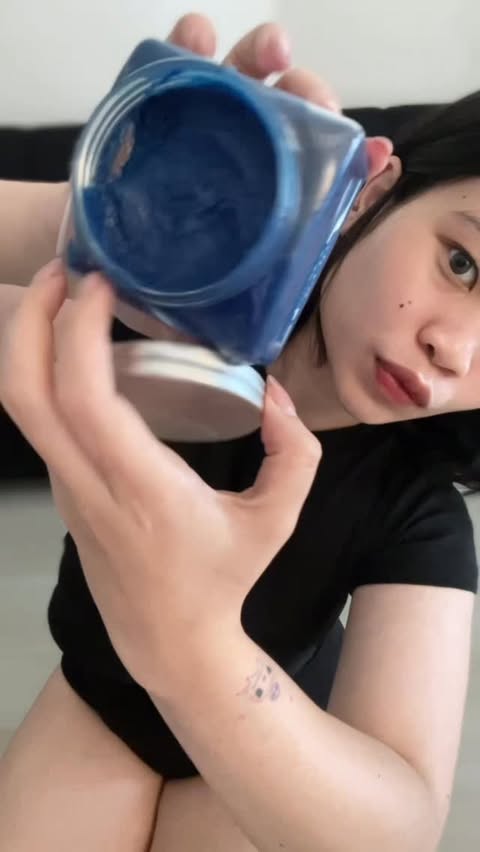 Instagram post by @bia__dai for Gillette Venus. Caption reads: tahun baru jangan males ayo rajin bodycare-an biar....