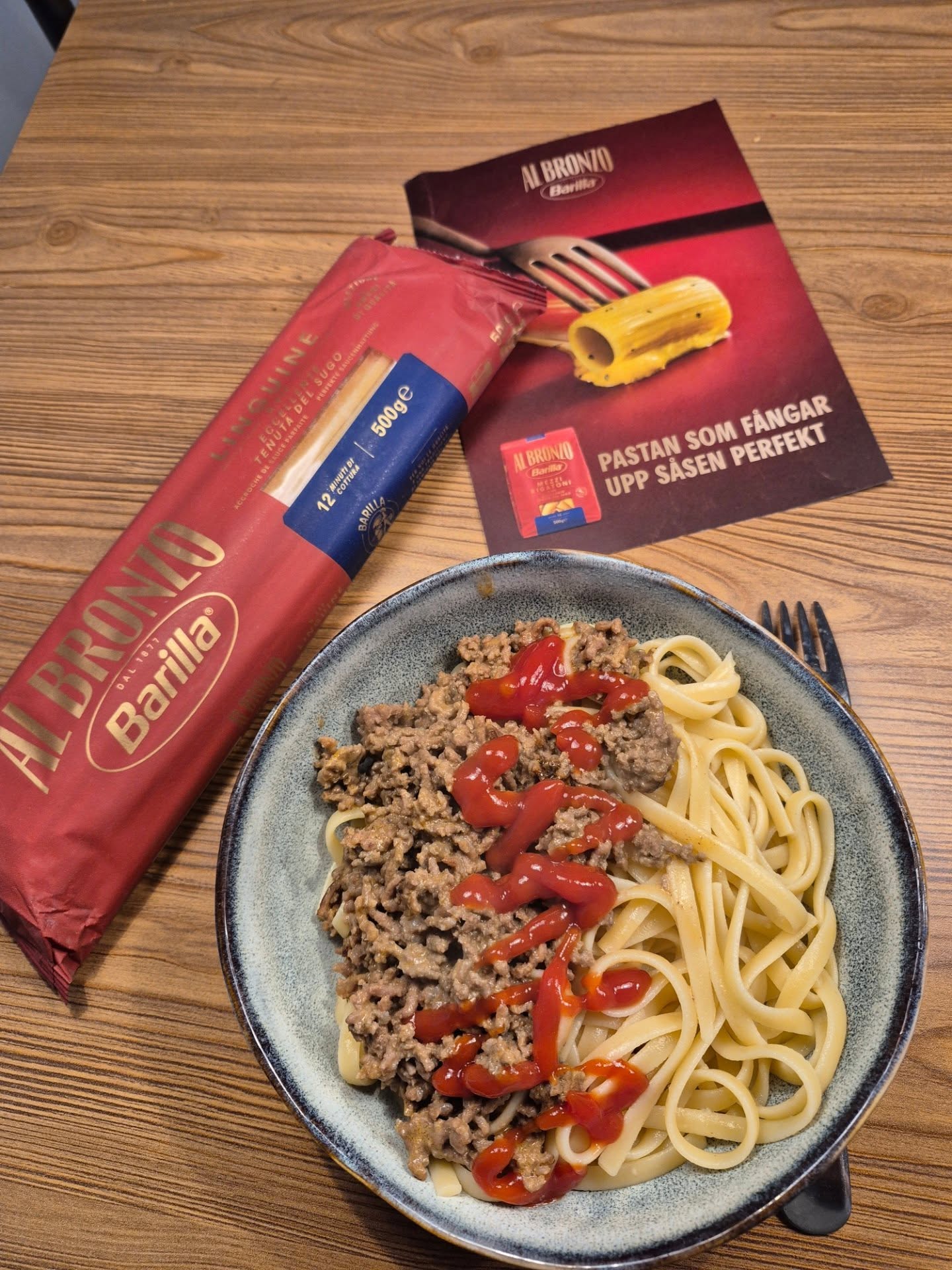 Instagram post by @muttiselin for Smakbox. Caption reads: Jag älskar pasta 🍝 

I samarbete med @smakbox och....