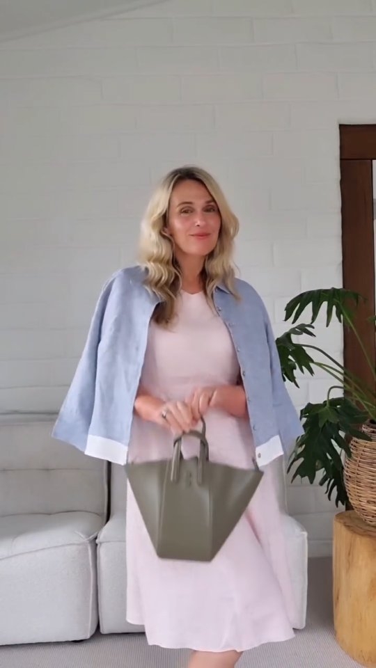 Instagram post by @flockhartjodi for Linticoshop. Caption reads: [...] with minimalism and simplicity 
@linticoshop....