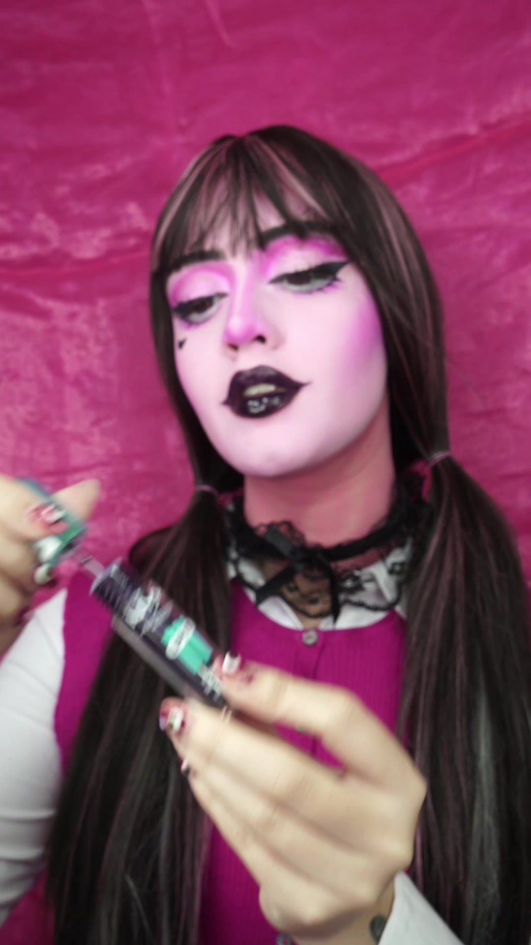 TikTok post by @odethsalmon for Monster High. Caption reads: Un toque de rosa, un toque de oscuridad 🦇🎀 Así....