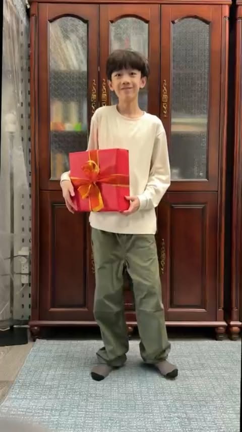 Instagram post by @jacky.handsome.guy for UNIQLO. Caption reads: [...] till Christmas✨】 ​

🎄喺呢個又濕又冷冰冰嘅聖誕....