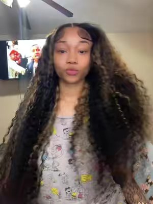 TikTok post by @jordanelise03 for Quandian Hair. Caption reads: [...] #wigtok #fypviral #trending @QUANDIAN Hair.