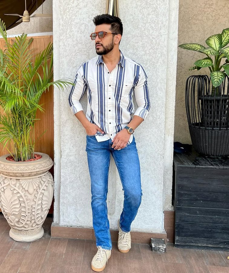 Instagram post by @bhavaydhawan for Viral Pitch. Caption reads: [...] 

#ad 

#muftijeans #mufti #viralpitch....