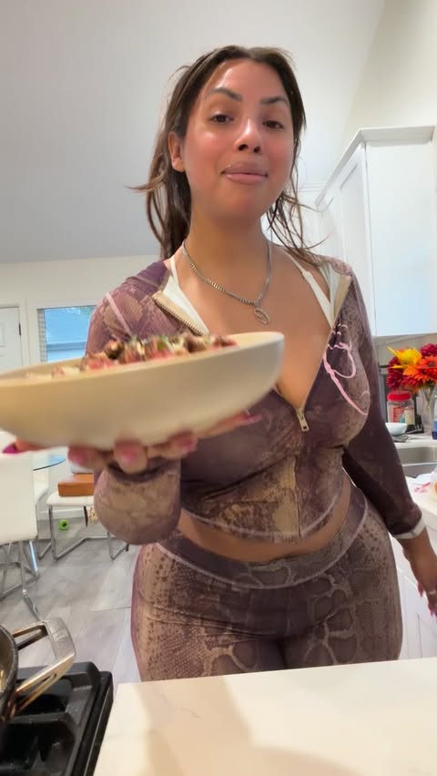 Instagram post by @stuffedcici for IAMGIA. Caption reads: Steak with cheddar Gruyère pasta ❤️ 

#steak....