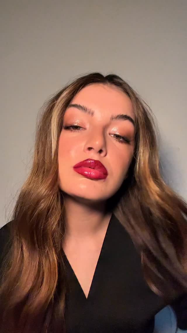 Instagram post by @swamicaputo for Dolce&Gabbana. Caption reads: @dolcegabbana_beauty make-up 💋.