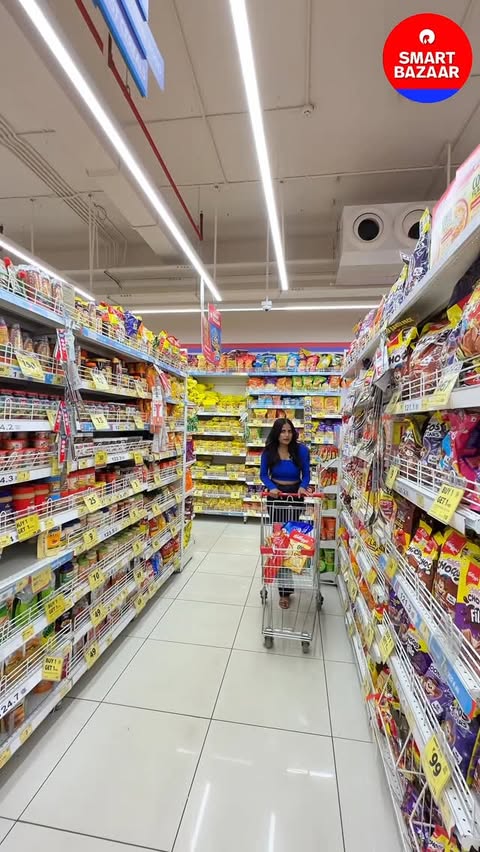 Instagram post by @iamvadodara for SMART Bazaar. Caption reads: 🛍️ Reliance SMART BAZAAR: Full Paisa Vasool Sale....