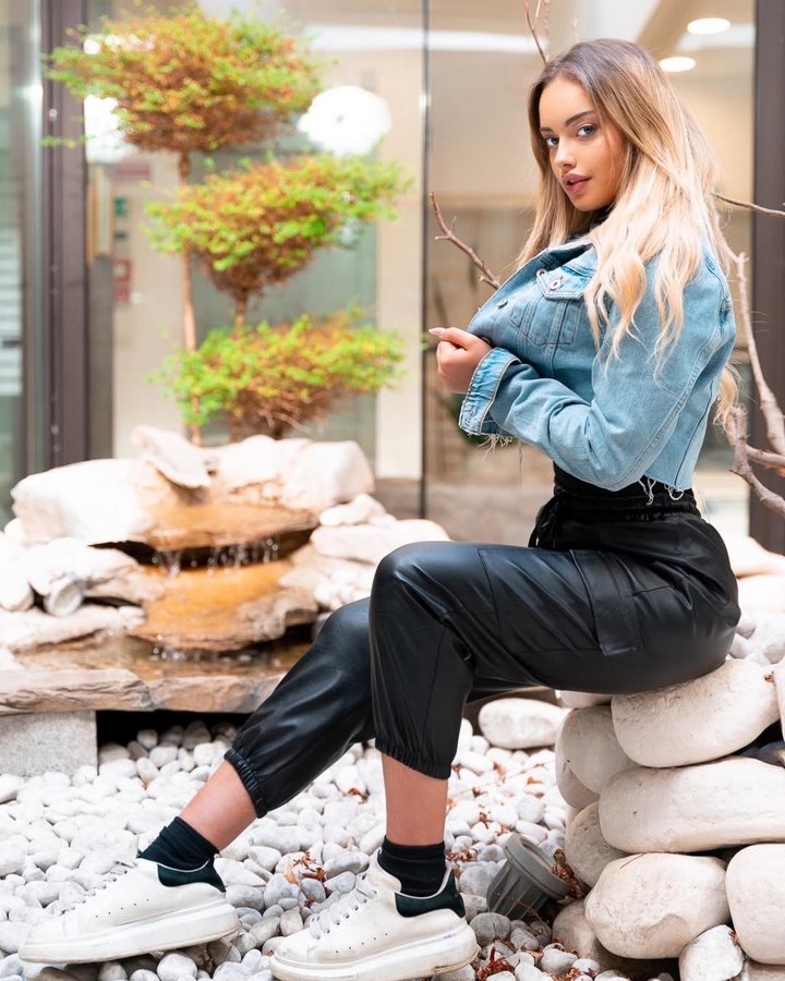 Instagram post by @asiabusciantellaa for Astra Make-Up. Caption reads: [...] look with Pure Beauty Collection by Astra....