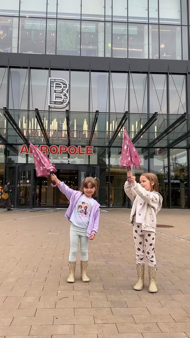 Instagram post by @santaniim for AKROPOLE Latvija. Caption reads: nāc mums līdzi uz Iepirkšanās centru “AKROPOLE....