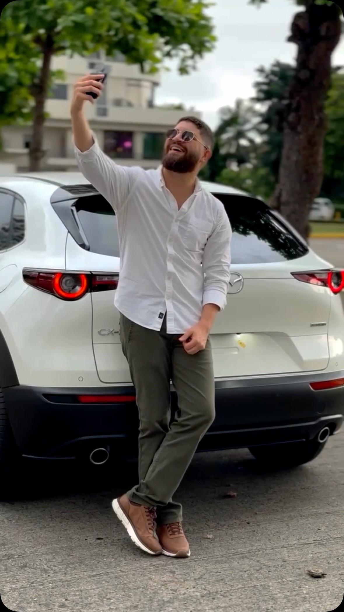 Instagram post by @mikepilisi for Mazda. Caption reads: Con una vida tan dinámica, el Mazda CX-30 Hybrid....