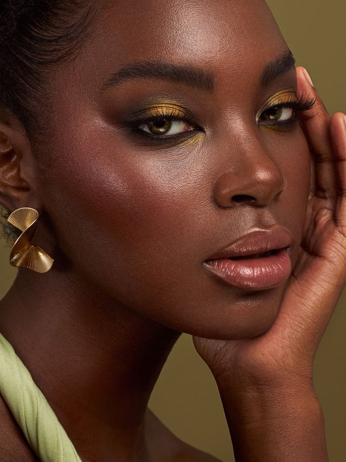 Instagram post by @lara_gilles for Profoto. Caption reads: In love with this summer look ☀️ would you wear....