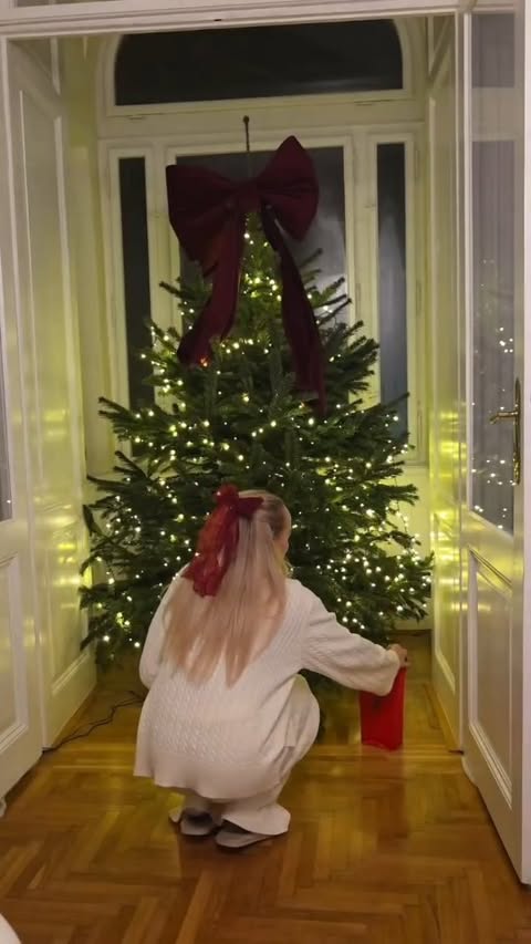 Instagram post by @anetjiskra for ROSSMANN Česká republika. Caption reads: Pojď si se mnou dnes zabalit dárky! Tři jednoduché....