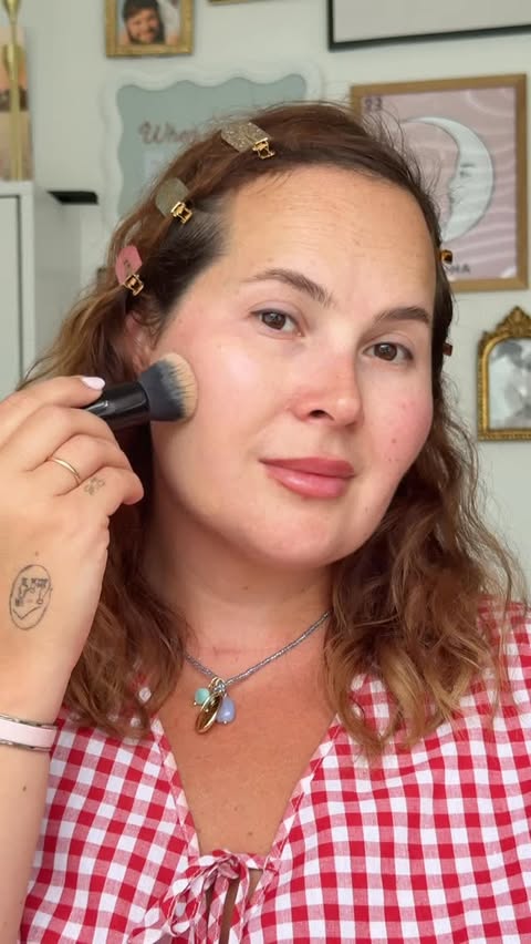 Instagram post by @anabondana for IL MAKIAGE. Caption reads: [...] telling me to try this foundation 🤍....