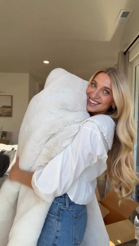 Instagram post by @sarah_sweeten_ for Lola Blankets. Caption reads: unboxing my new @lolablankets the “Lola Luxe” I....