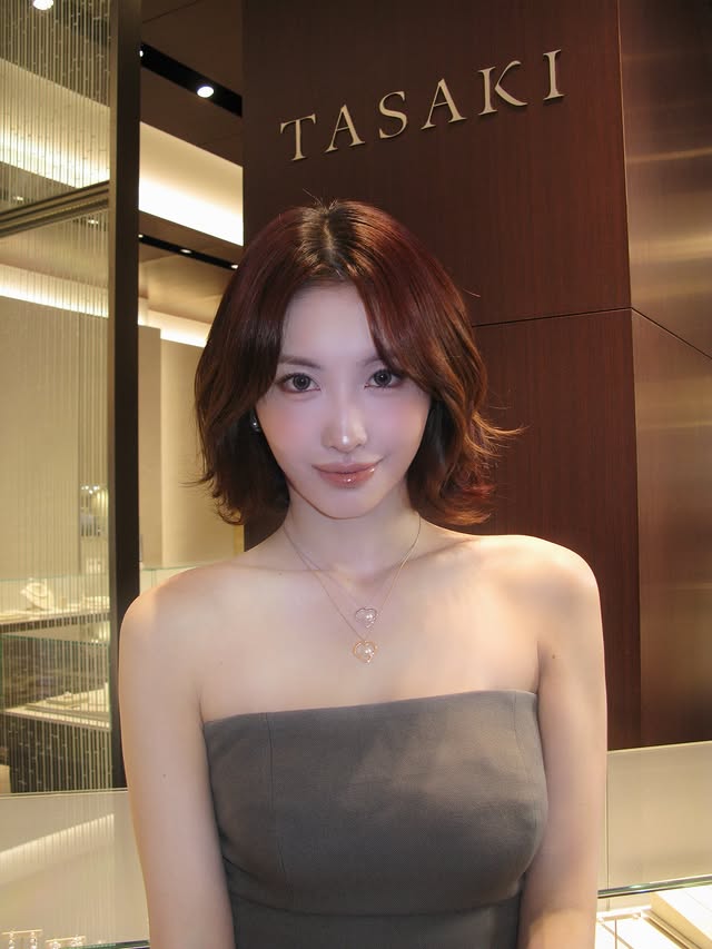 Instagram post by @momo for TASAKI. Caption reads: TASAKI Holiday Collection🤍🪽

#TASAKI [...].