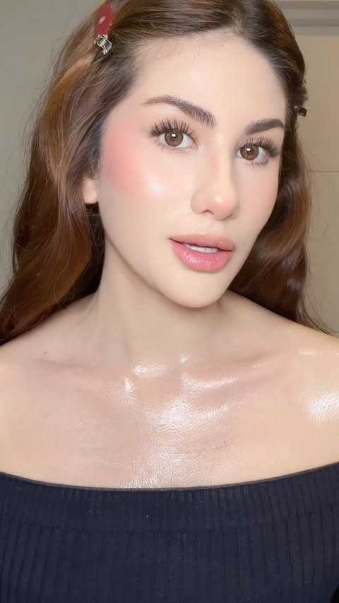 Instagram post by @fyraalyahya for Glad2Glow Malaysia. Caption reads: 2 weeks with my new bodycare upgrade 🥹✨ My back....