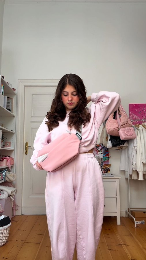 Instagram post by @natymoradiaz for inateck. Caption reads: [...] bag I’m using… but when I’m carrying my....