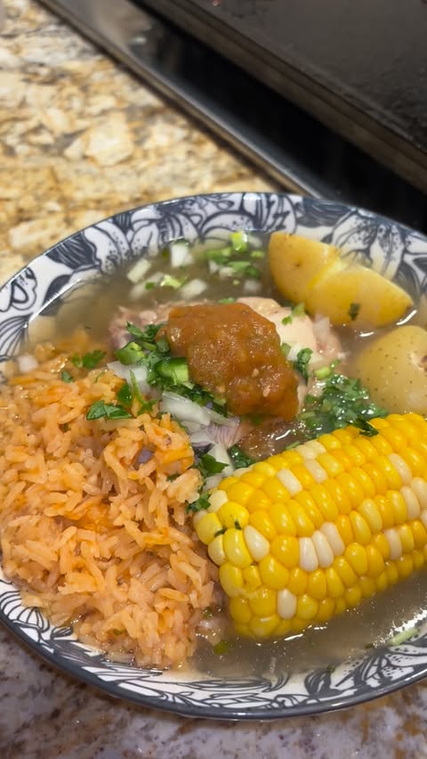 Instagram post by @cocinandoconjennaaay for LunchEAZE. Caption reads: [...] 100 or 60 Degrees outside??? 😂😋😅....