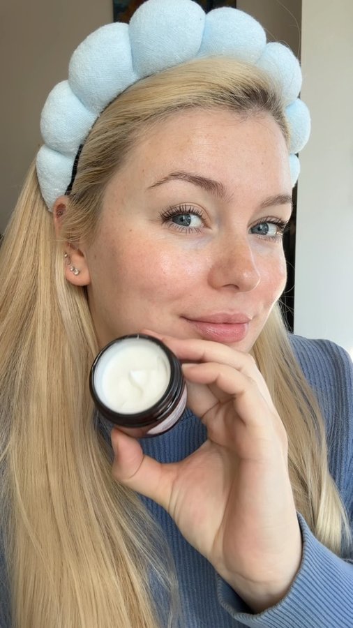 Instagram post by @laurendwatson_ for Cosmette Skincare. Caption reads: [...] go-to collection has been from....