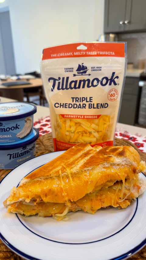 Instagram post by @mikabites for Tillamook. Caption reads: #TillamookPartner Sanguiches de pasta de bocadito....