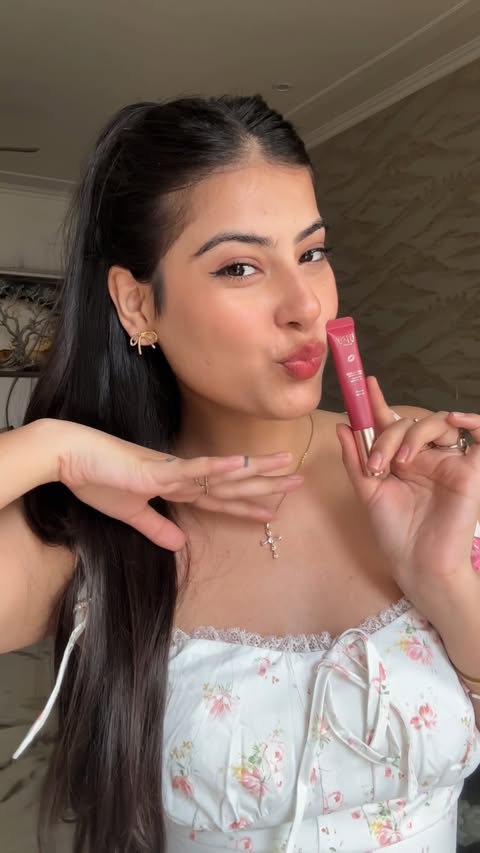 Instagram post by @roshnii_08 for Typsy Beauty. Caption reads: Comment “Pout” to get direct links in your....