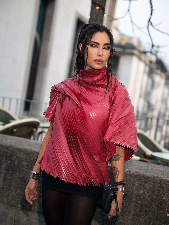 Instagram post by @pilarrubio for RICK OWENS ONLINE. Caption reads: [...] one of my favorite fashion shows ⚡️....