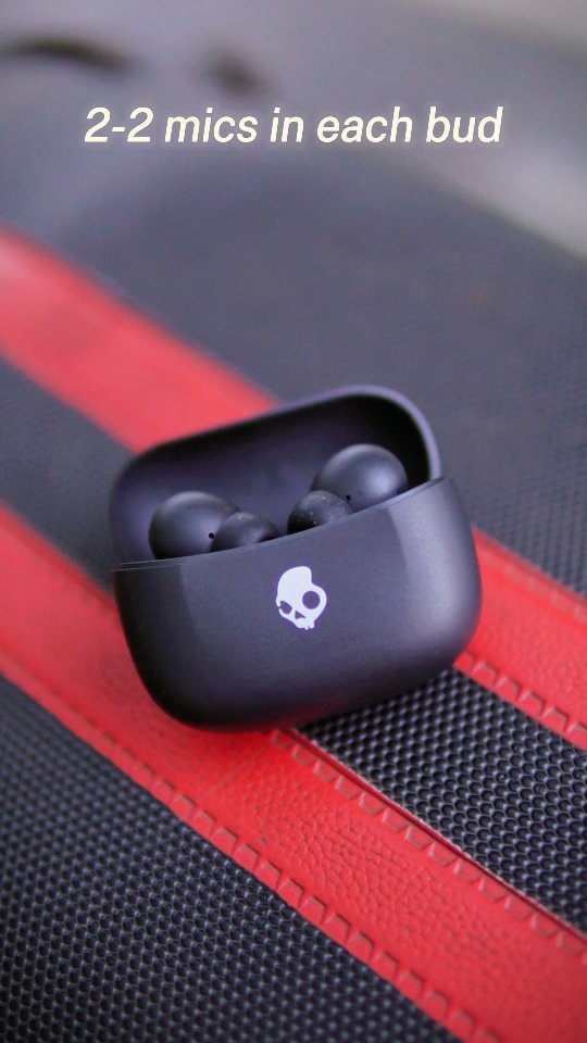 Instagram post by @tipsbyps for Skullcandy. Caption reads: Earbuds under 3K with THIS features? 🤯🔥....