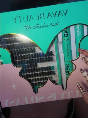 TikTok post by @beautyy.liliana for VAOFFICE. Caption reads: lash application for these beautiful lashes 🩵....
