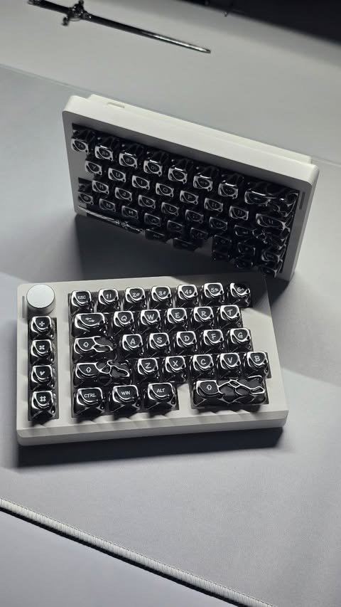 Instagram post by @cosy.mari for Epomaker. Caption reads: ⛓️‍💥 EPOMAKER Split70 ⛓️‍💥 This keyboard is a....