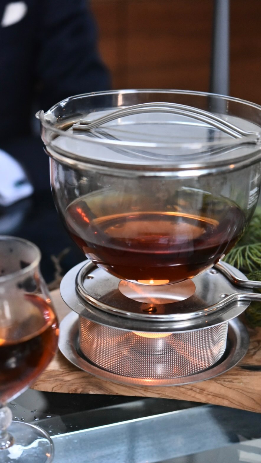 Instagram post by @nana_miyazawa for HARIO. Caption reads: お茶しながら打ち合わせ〜
このmonoのteapot
@ikesho_kitchen....