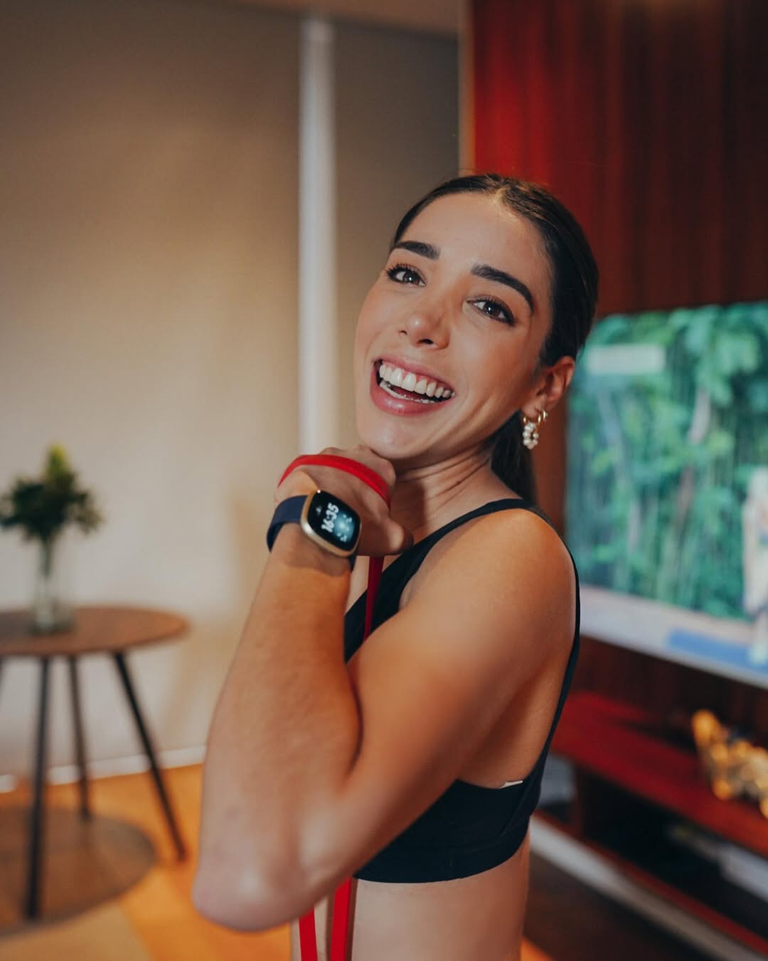 Instagram post by @antonietagaxiola for Fitbit. Caption reads: Para todo mi @fitbitlatam 😌🤍

#embajadorfitbit.