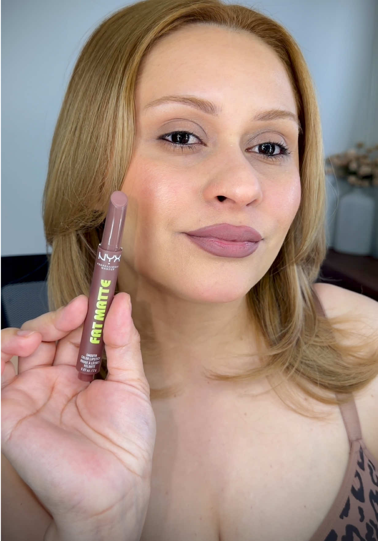 TikTok post by @mimy_makeup for NYX Professional Makeup HR. Caption reads: ESTÁN BELLOS LIS NECESITO TODOS🫶🏻😮‍💨....