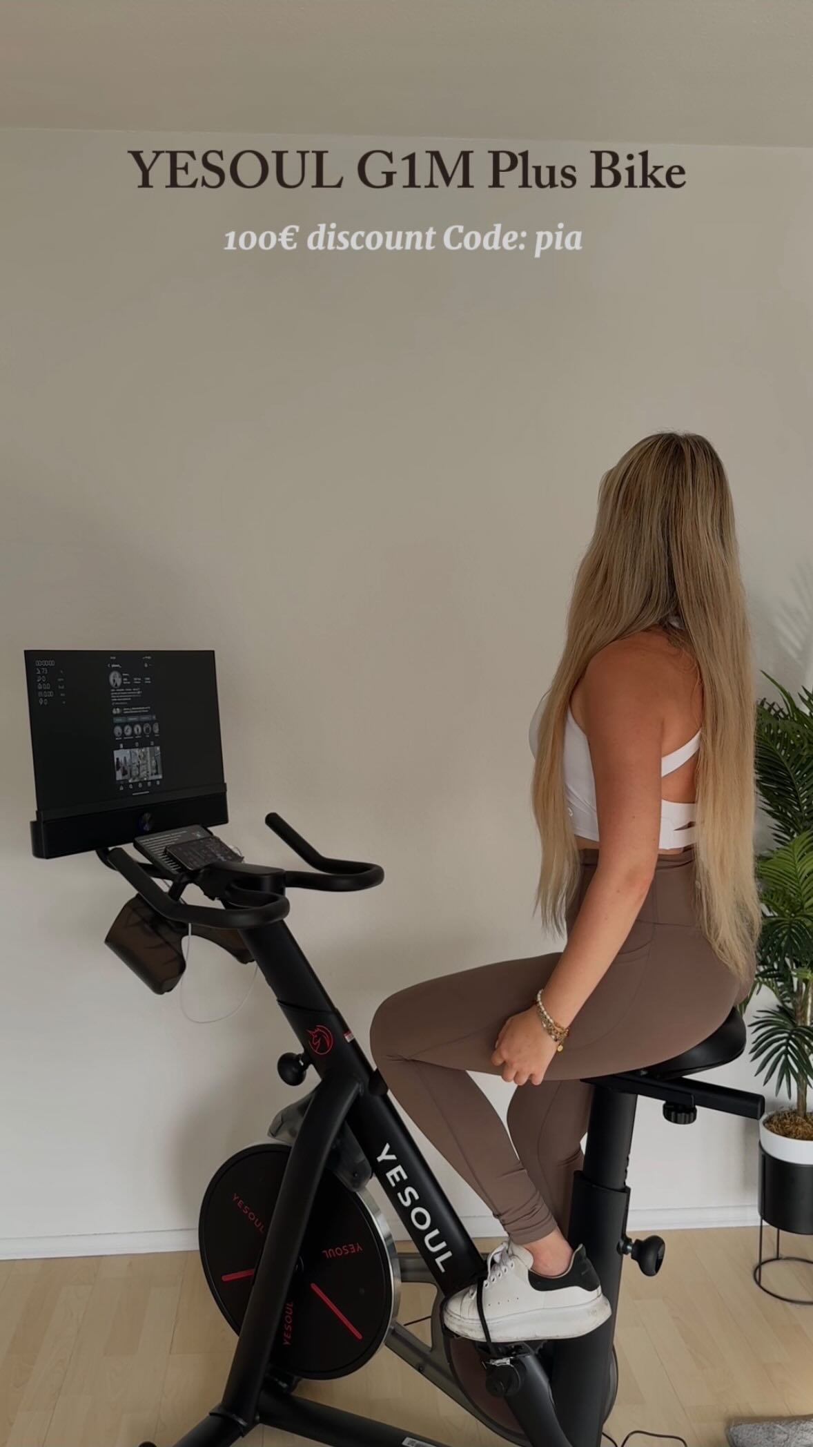 Instagram post by @piavon_ for YESOUL FITNESS. Caption reads: *werbung/ spend a fit day with me &....