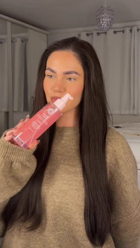 Instagram post by @annamayrobey for Maria Nila. Caption reads: [...] for glossy, healthy hair using the....